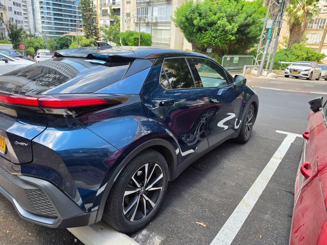 מודעת רכב טויוטה C-HR