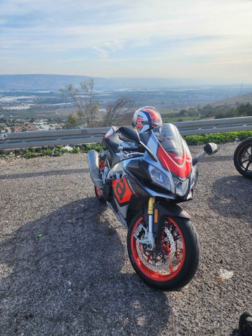 מודעת רכב אפריליה RSV4R