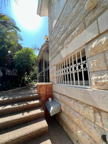 אדרת 1