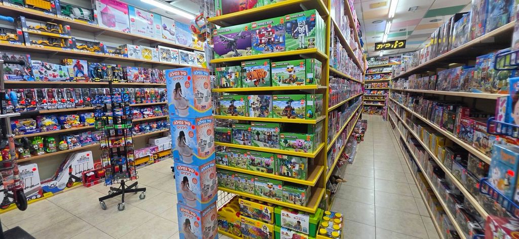 חנויות/ שטח מסחרי, המיסדים, כרמיאל