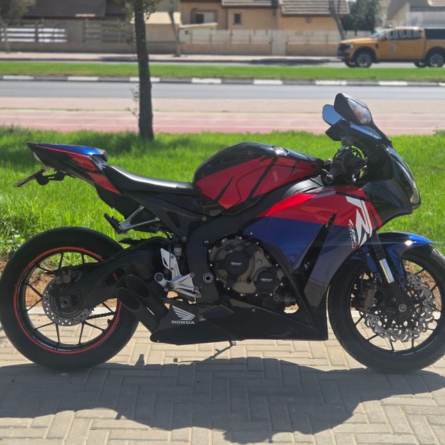 מודעת רכב הונדה CBR1000RR