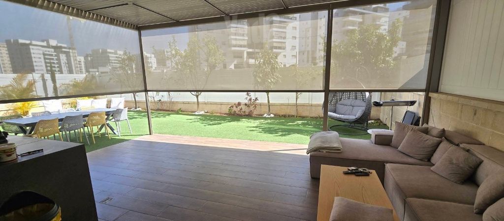 Holon, Israel 3