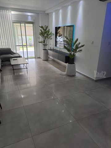 אדוריים 235