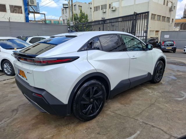 מודעת רכב טויוטה C-HR+ 1