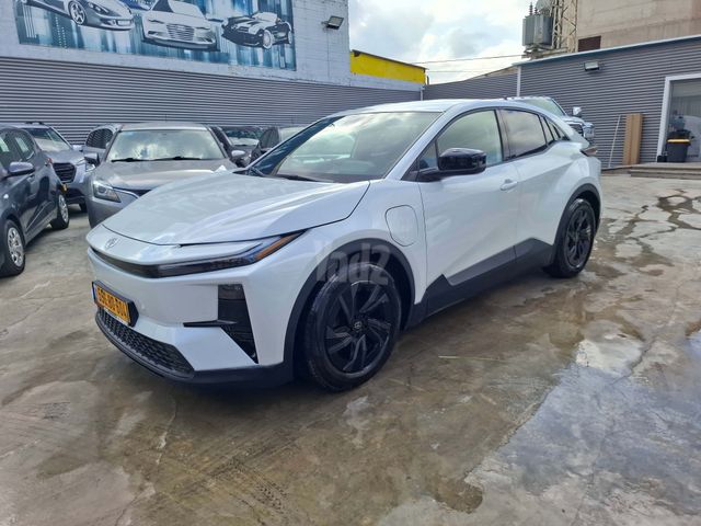 מודעת רכב טויוטה C-HR+ 2