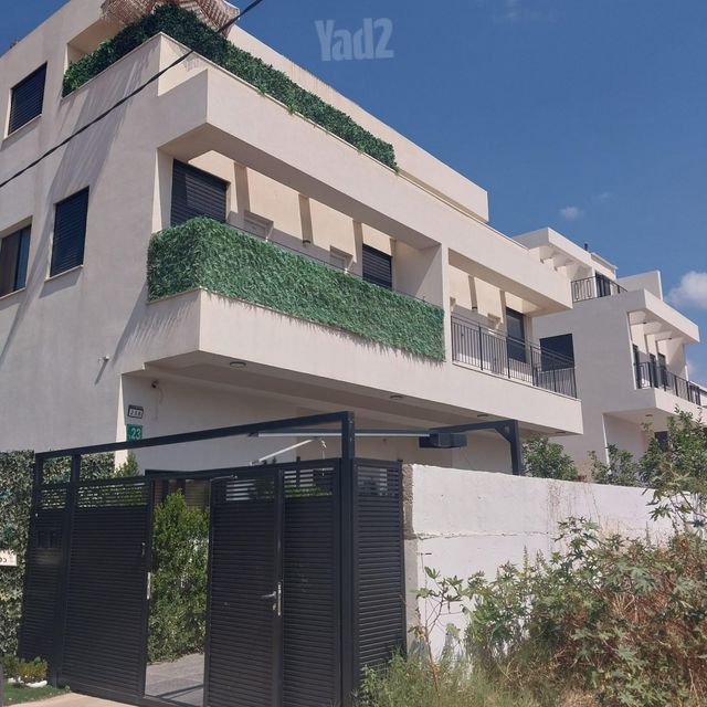 בית פרטי/ קוטג', רב אלוף דן שומרון 10, קרית קריניצי, רמת גן
