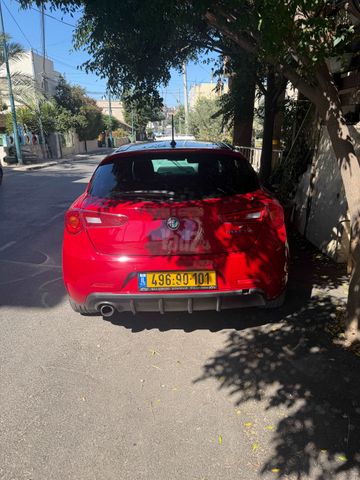 מודעת רכב אלפא רומיאו ג'ולייטה