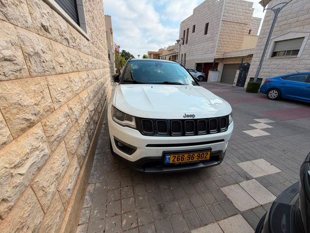 מודעת רכב ג'יפ קומפאס
