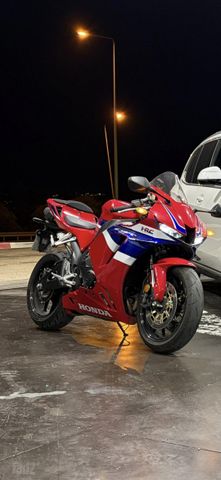 מודעת רכב הונדה CBR600RR