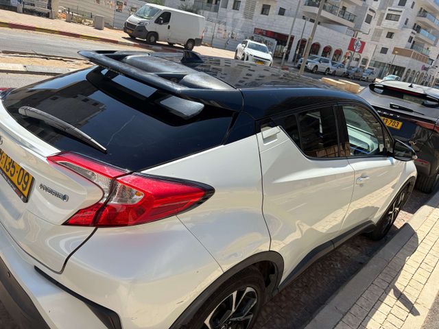 מודעת רכב טויוטה C-HR