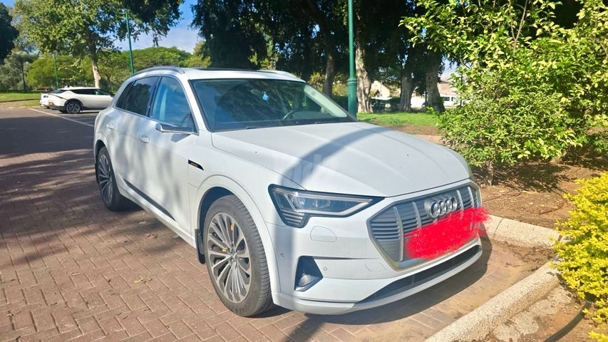 מודעת רכב אאודי E-tron