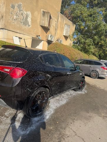 מודעת רכב אלפא רומיאו ג'ולייטה