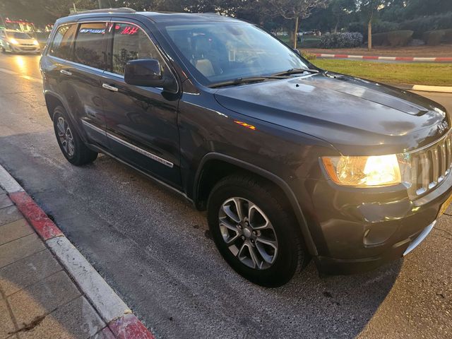 מודעת רכב ג'יפ גרנד צ'ירוקי