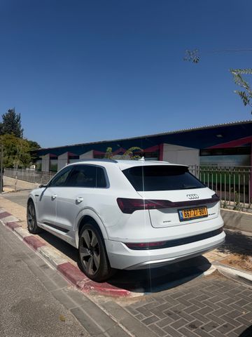 מודעת רכב אאודי E-tron