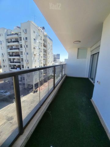 Holon, Israel 3