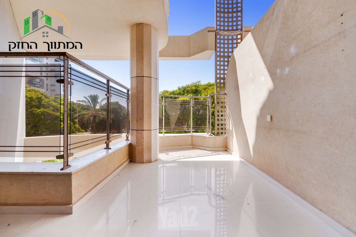 Holon, Israel 6