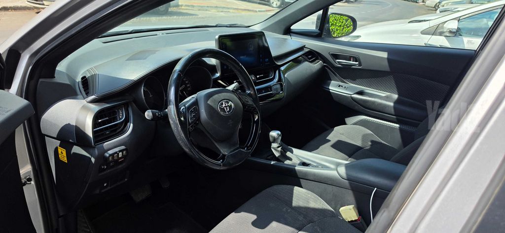 מודעת רכב טויוטה C-HR