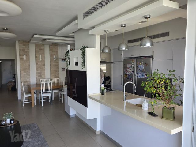 Holon, Israel 3