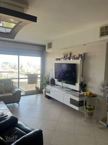 Holon, Israel 4