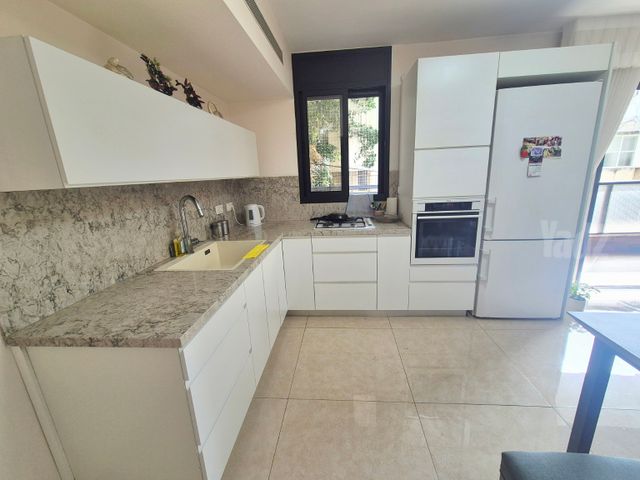 Holon, Israel 9