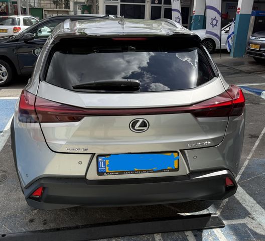 מודעת רכב לקסוס UX