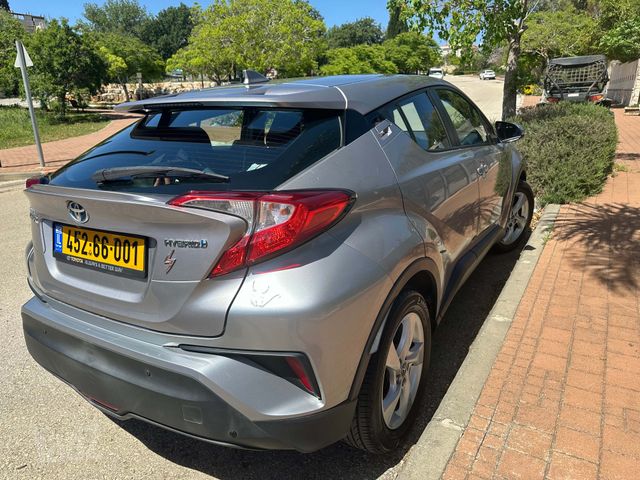 מודעת רכב טויוטה C-HR