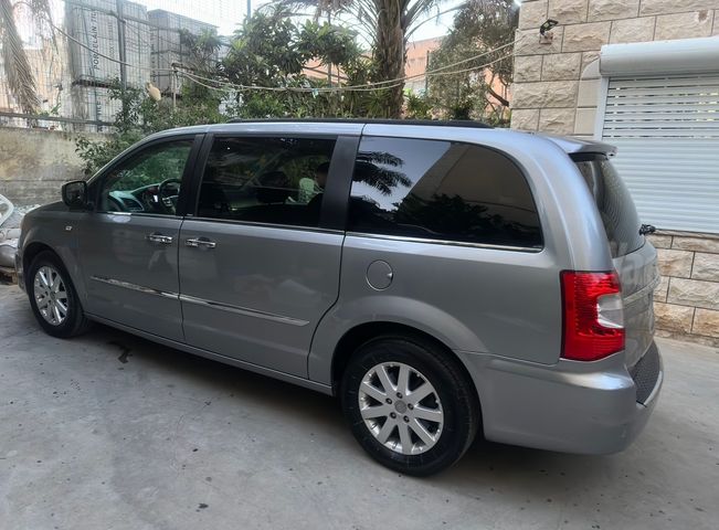מודעת רכב קרייזלר גראנד וויאג'ר