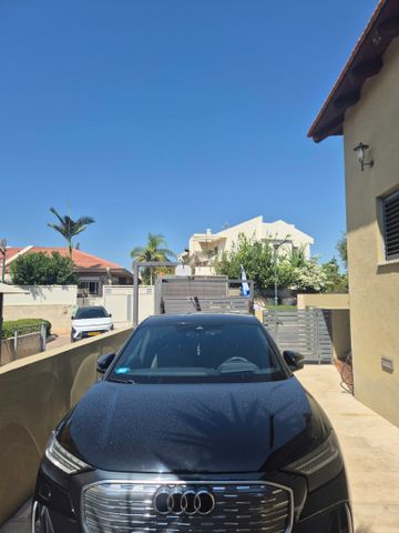 מודעת רכב אאודי Q4 e-tron