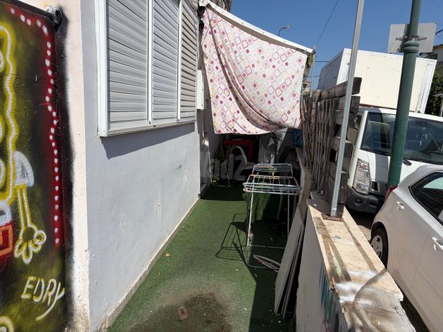 השלושה 