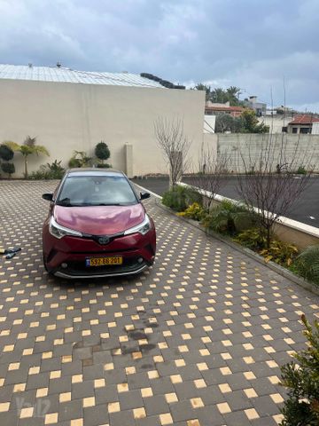 מודעת רכב טויוטה C-HR