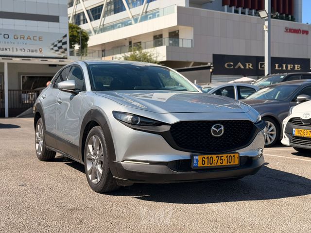 מודעת רכב מאזדה CX-30