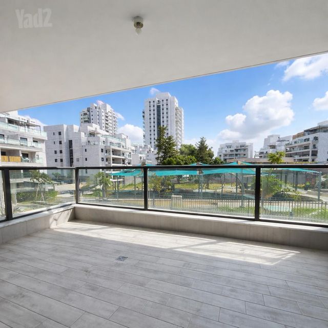 שדרות יצחק שמיר 8