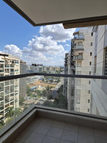 שדרות מקס ואמפרו שיין 8