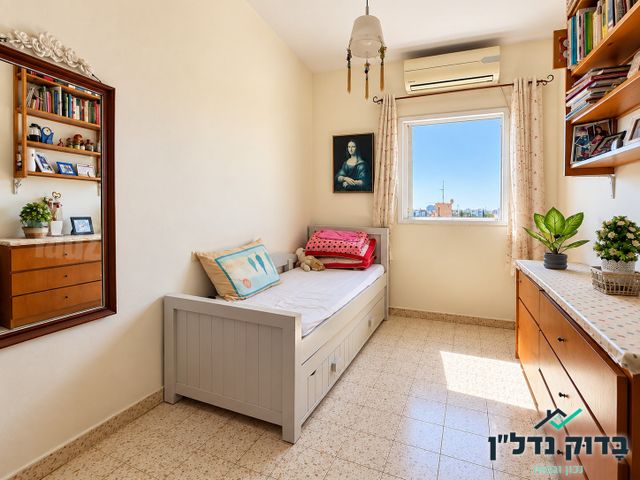 Holon, Israel 8