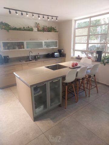 Holon, Israel 4
