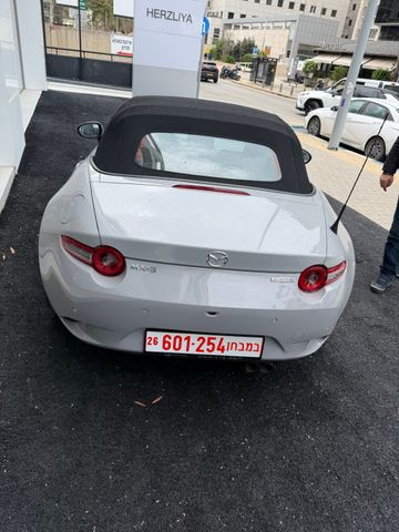 מודעת רכב מאזדה MX-5