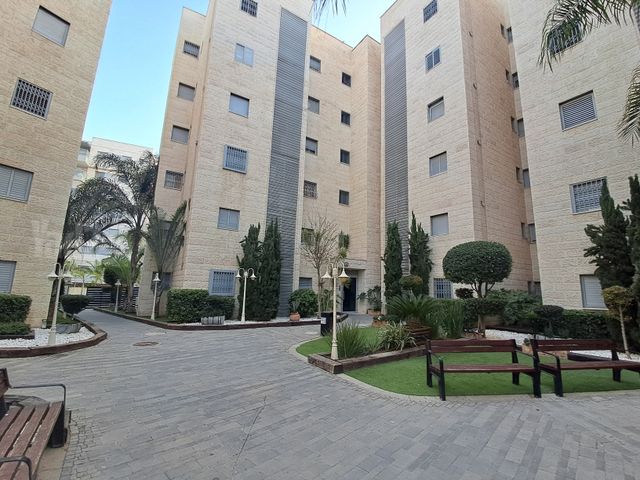 גדעון האוזנר 30