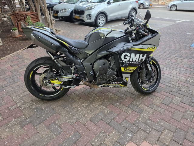 מודעת רכב ימאהה YZF-R1