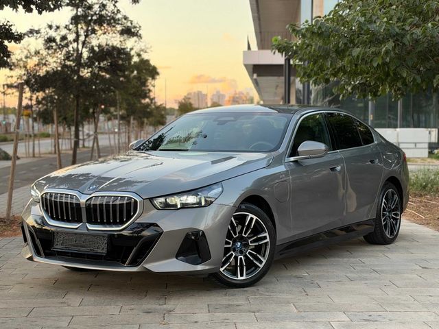סדרה 5 4X2 M-Expressive 530e פלאג-אין אוט׳ 2.0 (190 כ״ס)