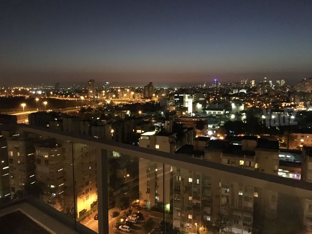 השקד 10