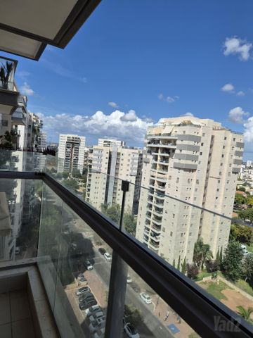 שדרות מקס ואמפרו שיין 8