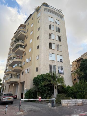 זקיף 4