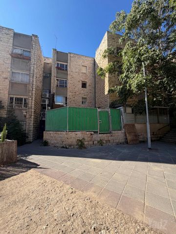אפרסמון 13