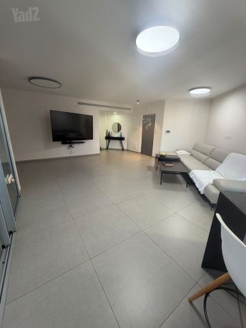 אורי אלמוג 