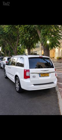 מודעת רכב קרייזלר גראנד וויאג'ר