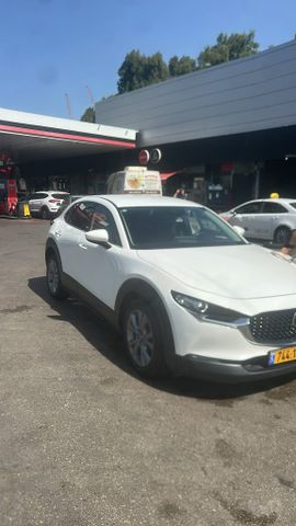 מודעת רכב מאזדה CX-30