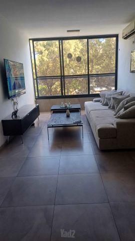 שדרות העצמאות 12