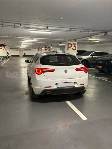 מודעת רכב אלפא רומיאו ג'ולייטה