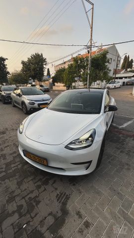 מודעת רכב טסלה מודל 3