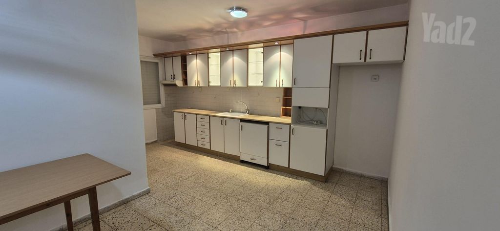 צבי הירשפלד 38